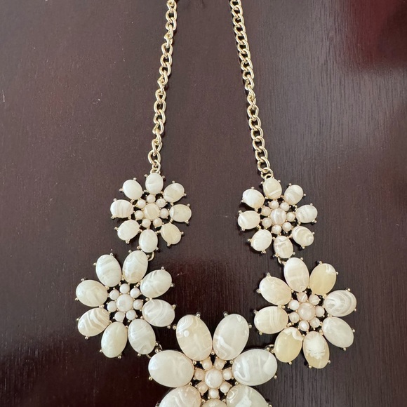 Jewelry - Elegant Floral Necklace in Gold and Cream